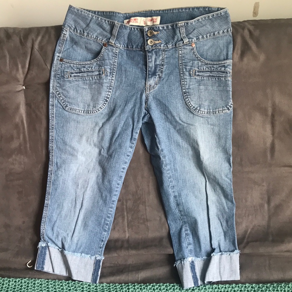 Womens Mossimo low rise crop jean